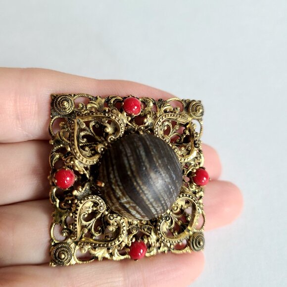 Vintage Czech square gold tone filigree brooch with brown central piece. - Picture 3 of 6